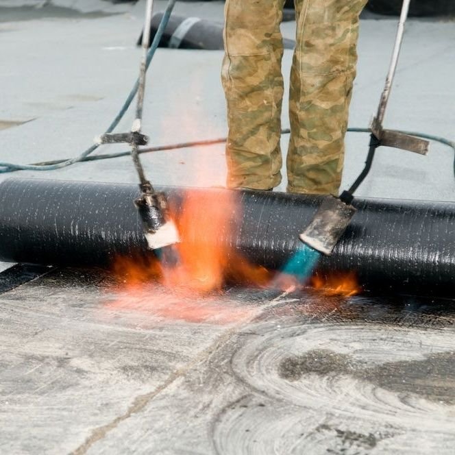 Plat dak branden door dakdekker in Meppel
