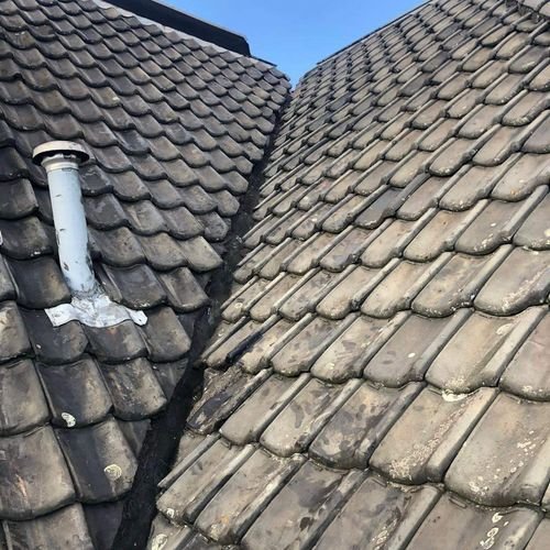 Oude pannendak verdient inspectie